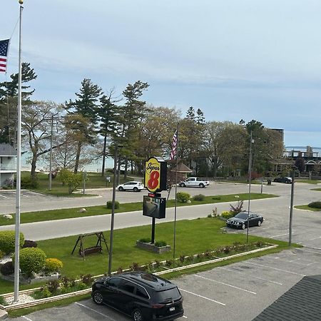 Super 8 By Wyndham Bridgeview Of Макино Сити Екстериор снимка