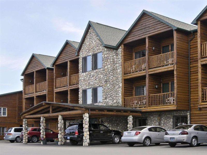 Super 8 By Wyndham Bridgeview Of Макино Сити Екстериор снимка