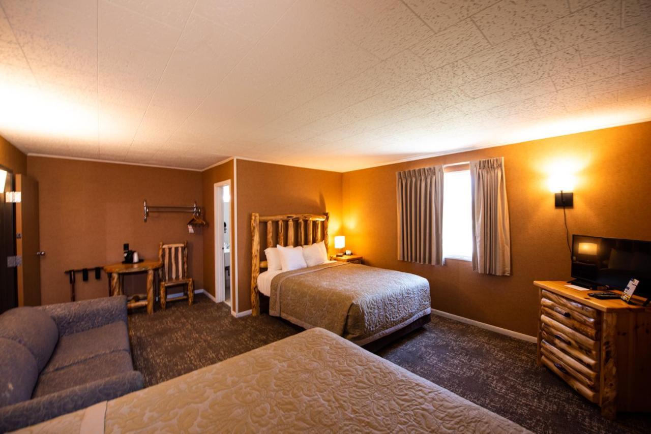 Super 8 By Wyndham Bridgeview Of Макино Сити Екстериор снимка