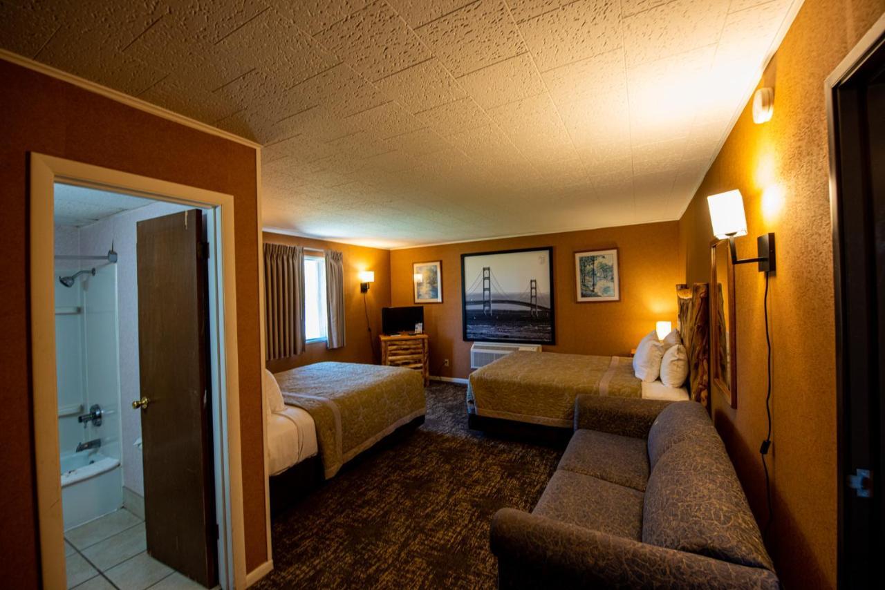 Super 8 By Wyndham Bridgeview Of Макино Сити Екстериор снимка