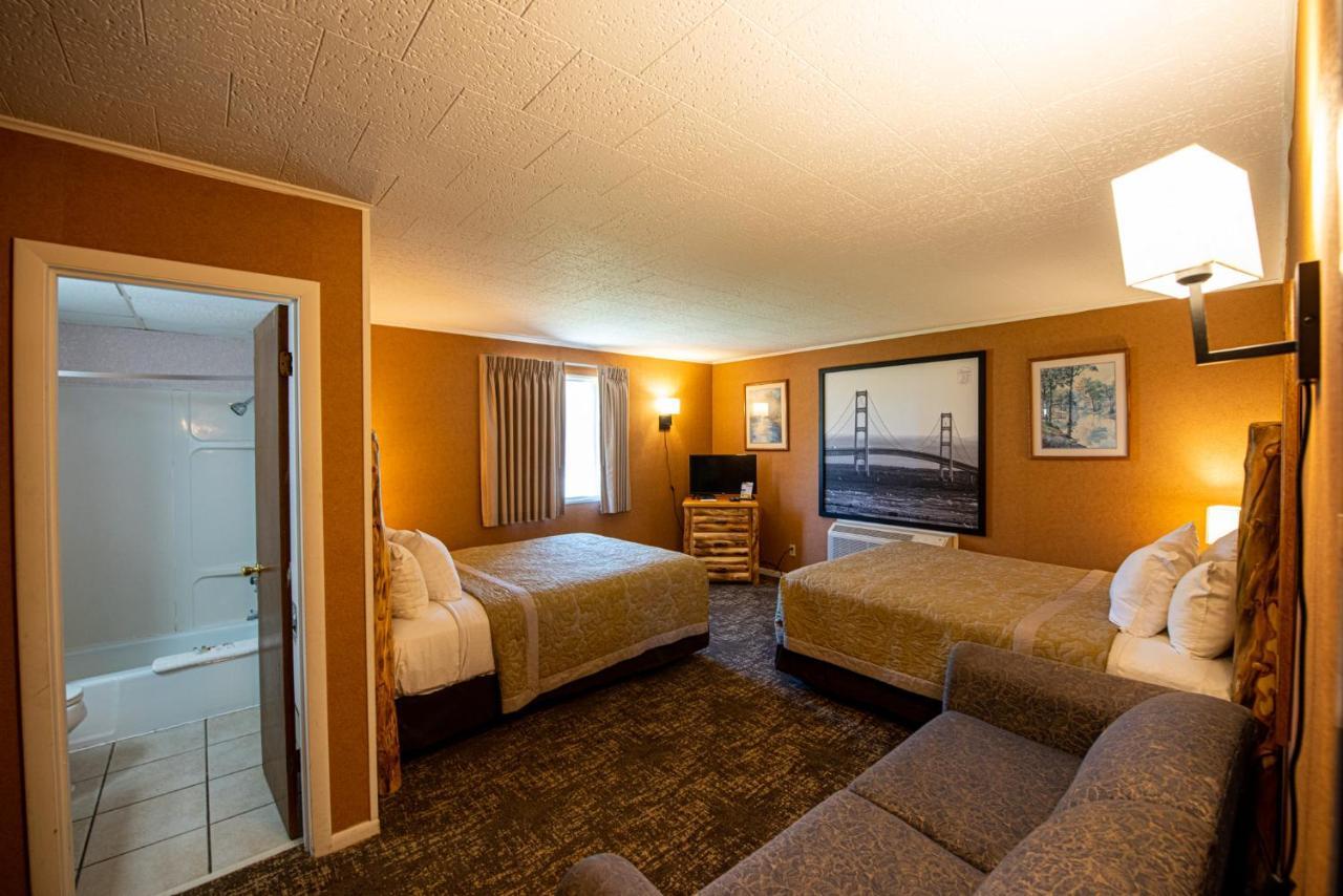 Super 8 By Wyndham Bridgeview Of Макино Сити Екстериор снимка