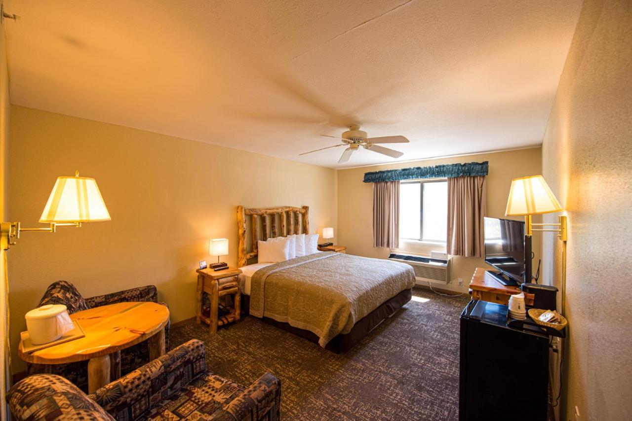 Super 8 By Wyndham Bridgeview Of Макино Сити Екстериор снимка