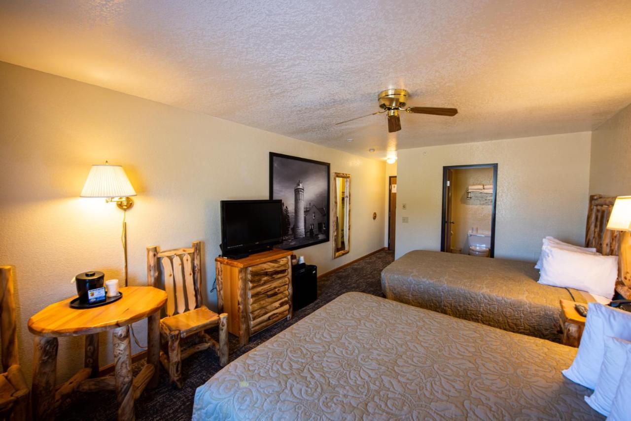 Super 8 By Wyndham Bridgeview Of Макино Сити Екстериор снимка