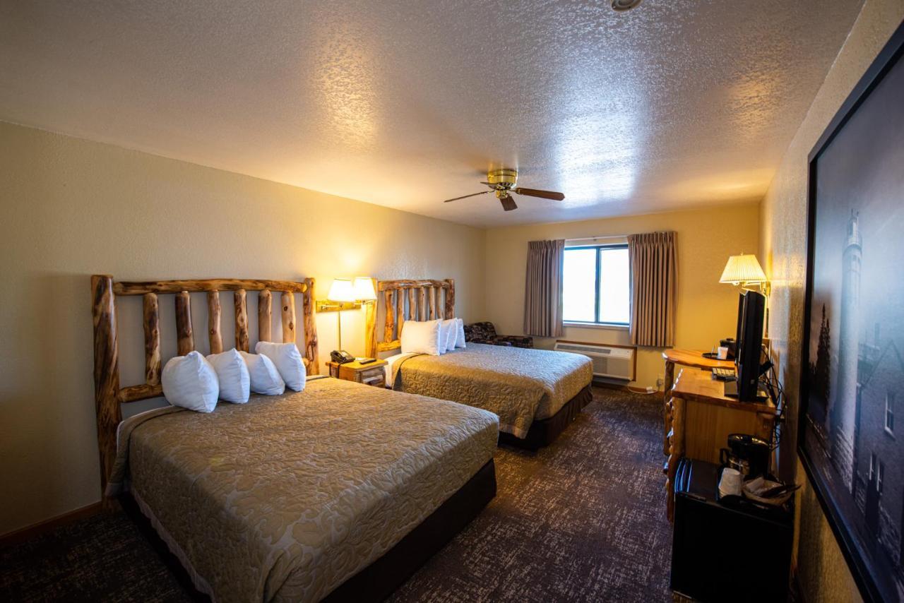 Super 8 By Wyndham Bridgeview Of Макино Сити Екстериор снимка