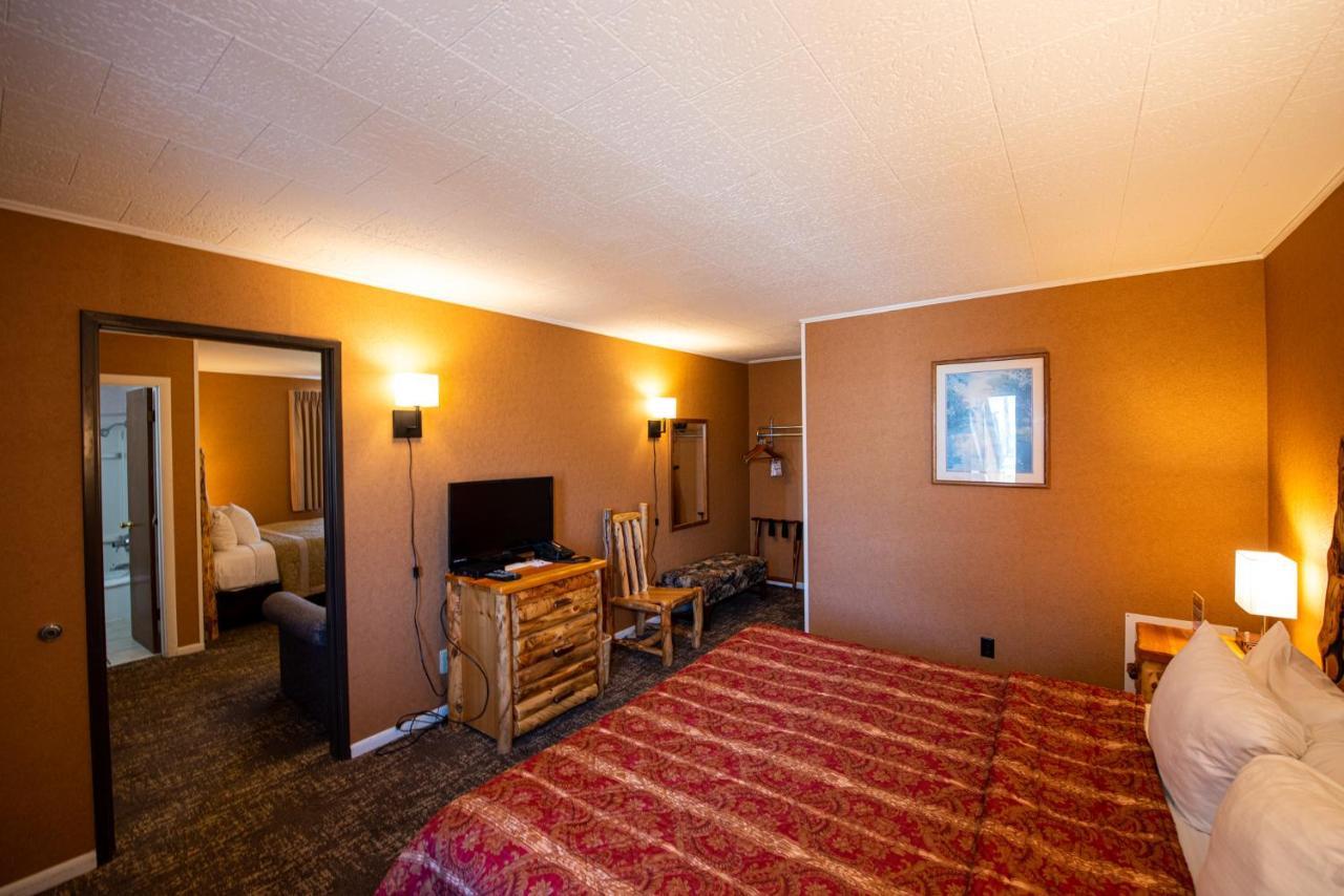 Super 8 By Wyndham Bridgeview Of Макино Сити Екстериор снимка