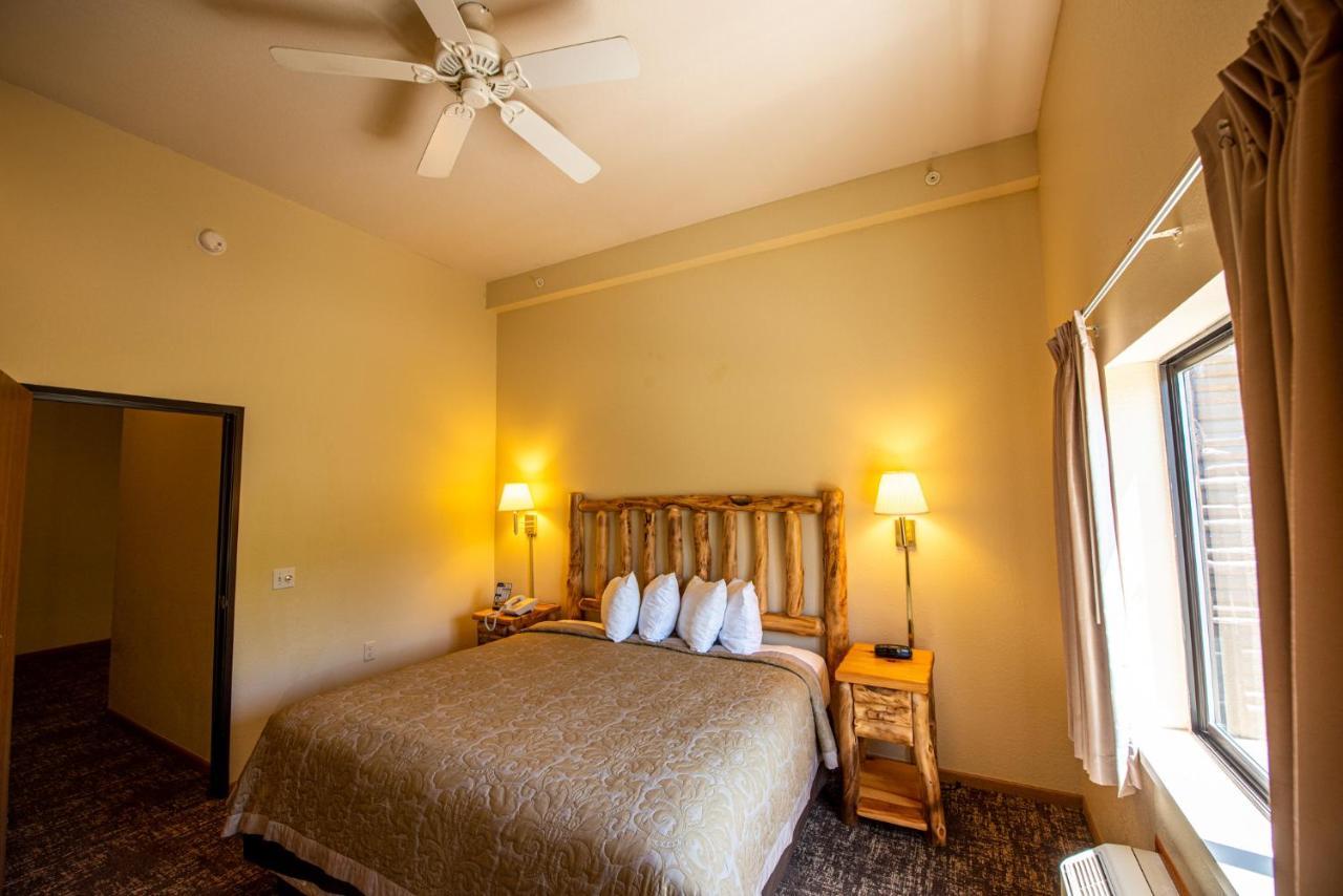 Super 8 By Wyndham Bridgeview Of Макино Сити Екстериор снимка