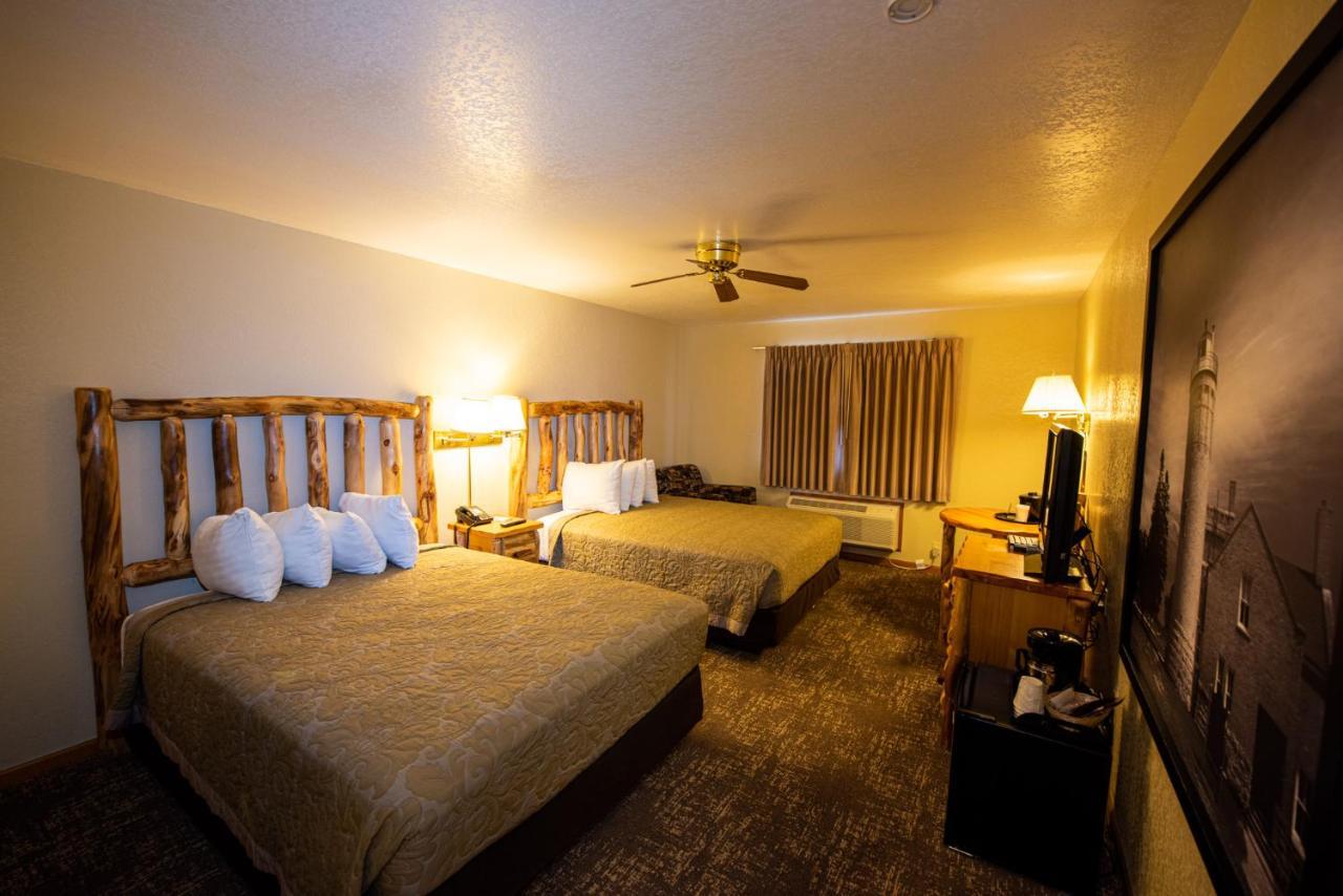 Super 8 By Wyndham Bridgeview Of Макино Сити Екстериор снимка