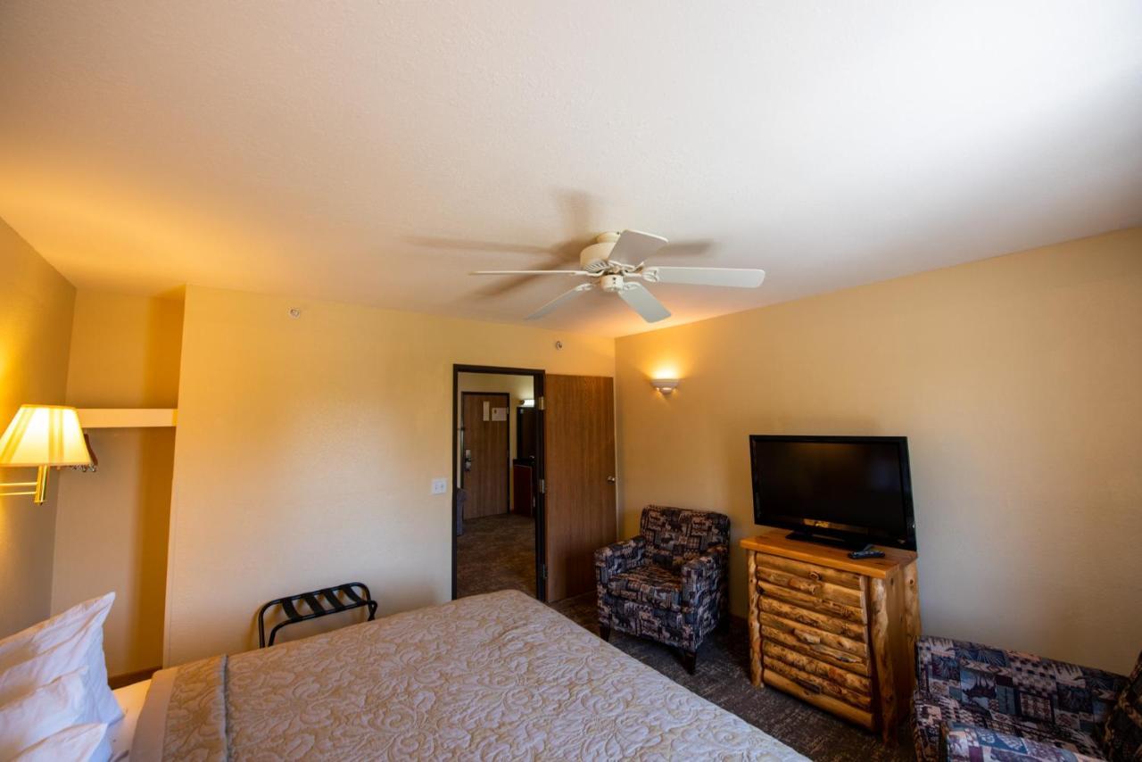 Super 8 By Wyndham Bridgeview Of Макино Сити Екстериор снимка
