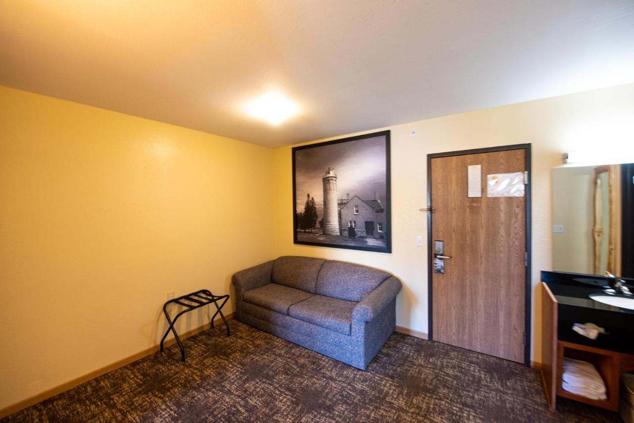 Super 8 By Wyndham Bridgeview Of Макино Сити Екстериор снимка