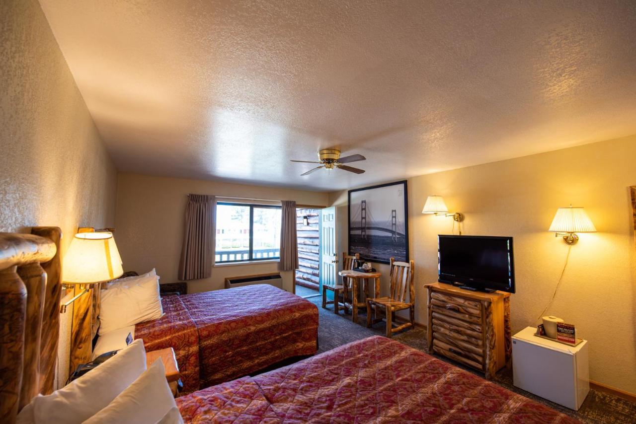 Super 8 By Wyndham Bridgeview Of Макино Сити Екстериор снимка