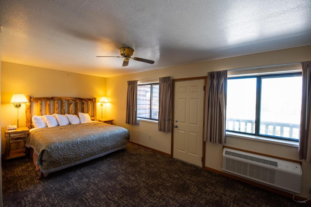 Super 8 By Wyndham Bridgeview Of Макино Сити Екстериор снимка