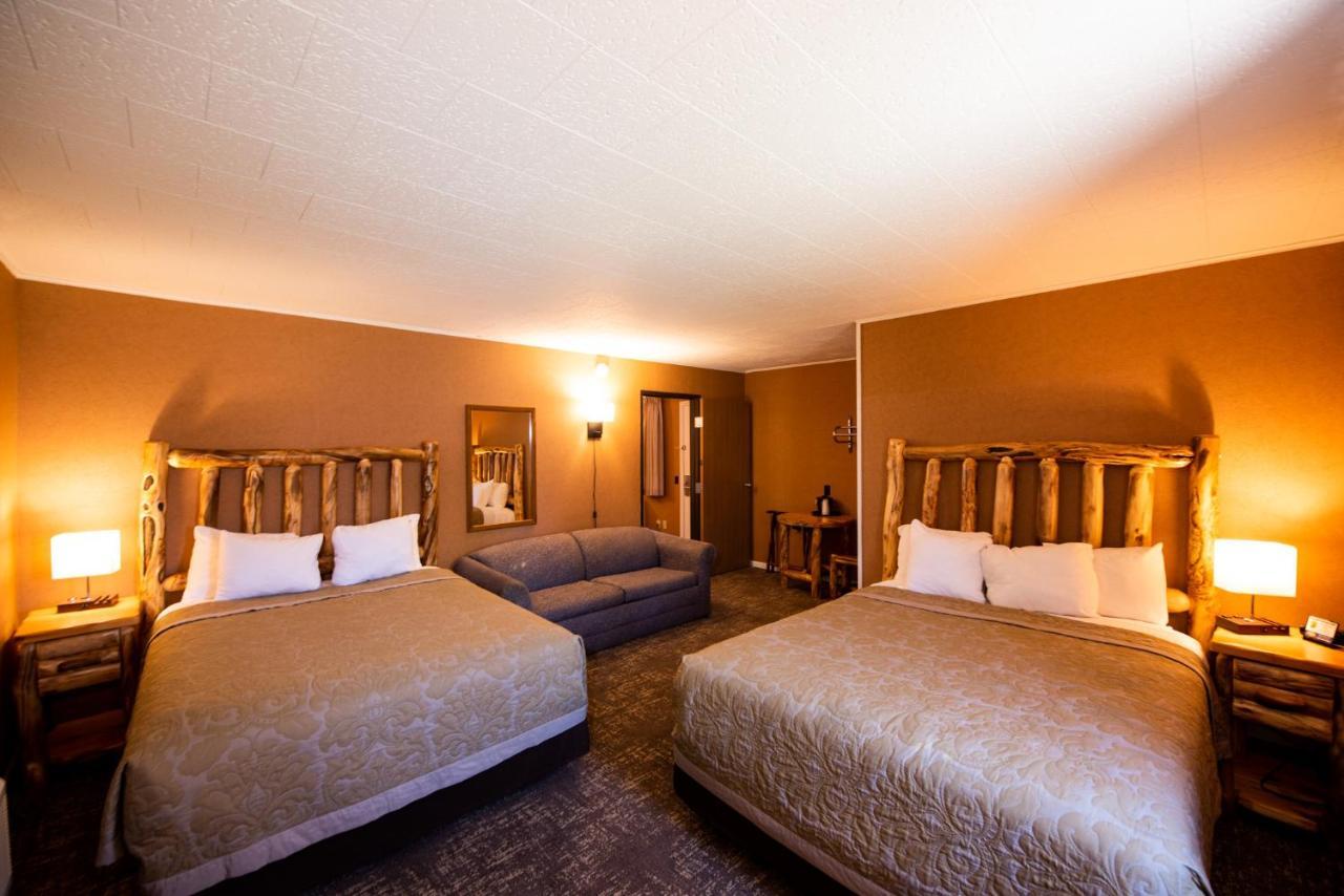 Super 8 By Wyndham Bridgeview Of Макино Сити Екстериор снимка