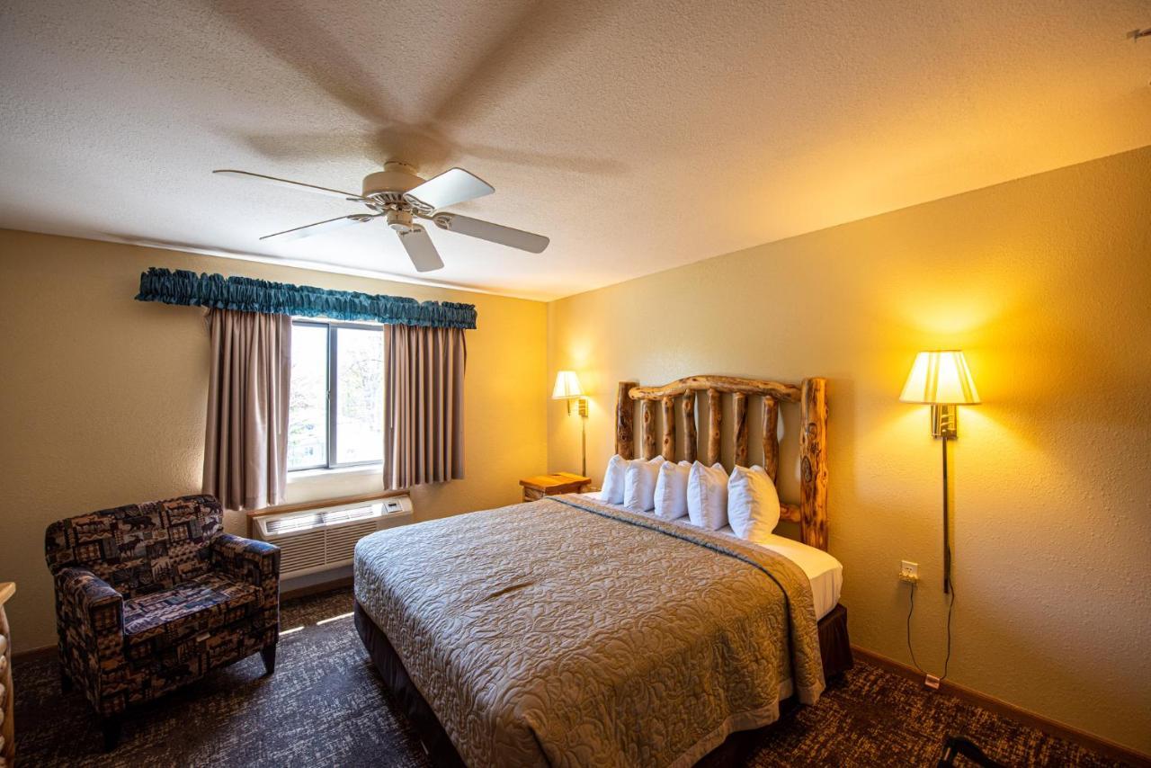 Super 8 By Wyndham Bridgeview Of Макино Сити Екстериор снимка