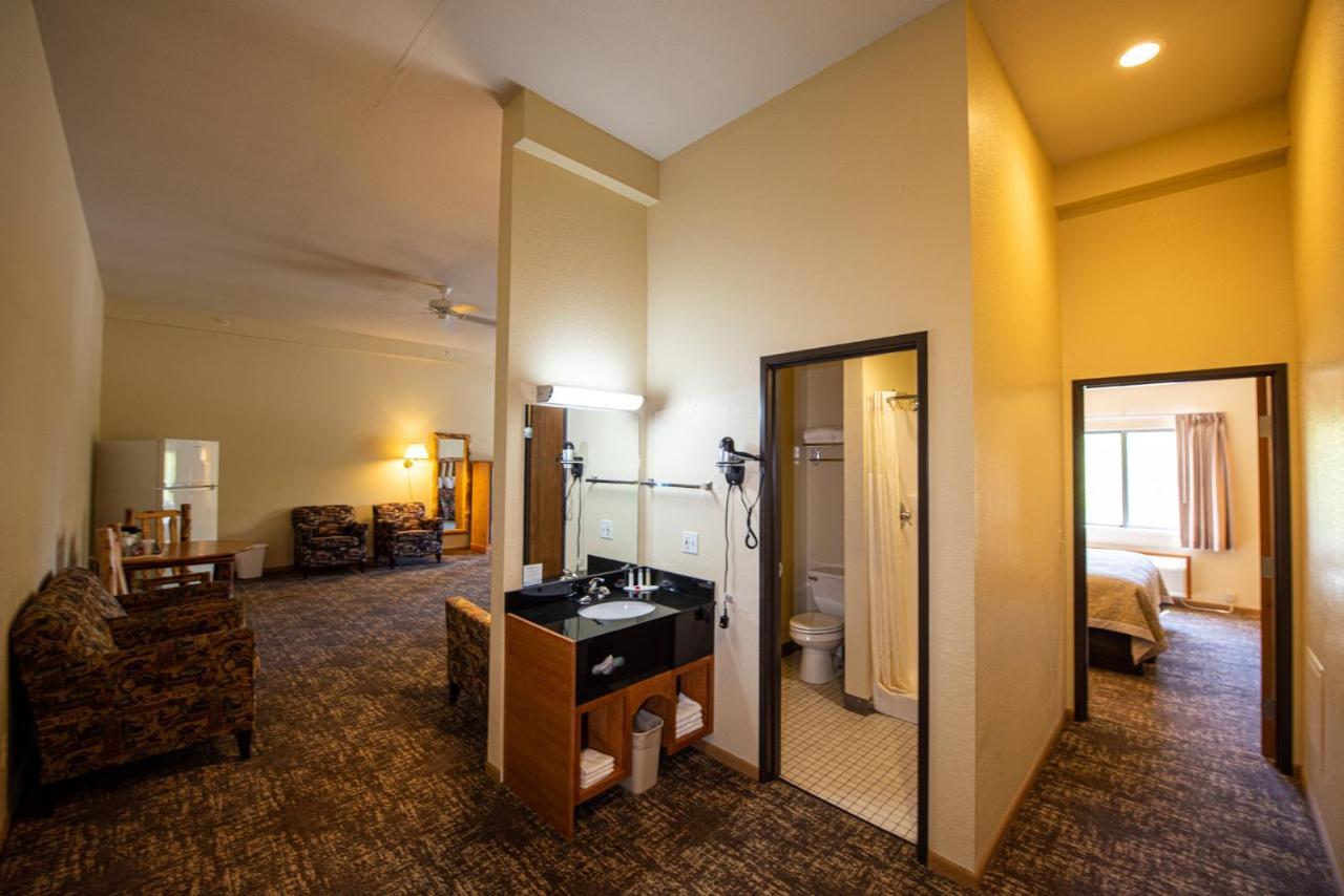 Super 8 By Wyndham Bridgeview Of Макино Сити Екстериор снимка