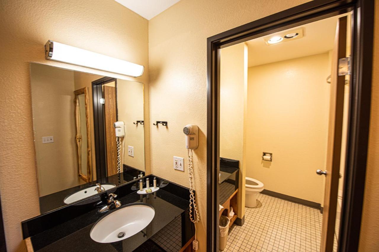 Super 8 By Wyndham Bridgeview Of Макино Сити Екстериор снимка