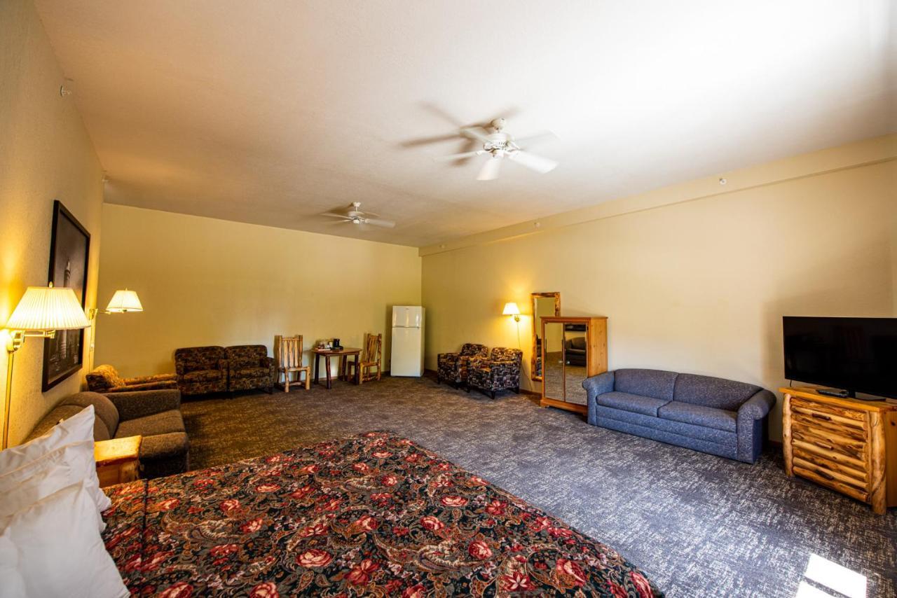 Super 8 By Wyndham Bridgeview Of Макино Сити Екстериор снимка