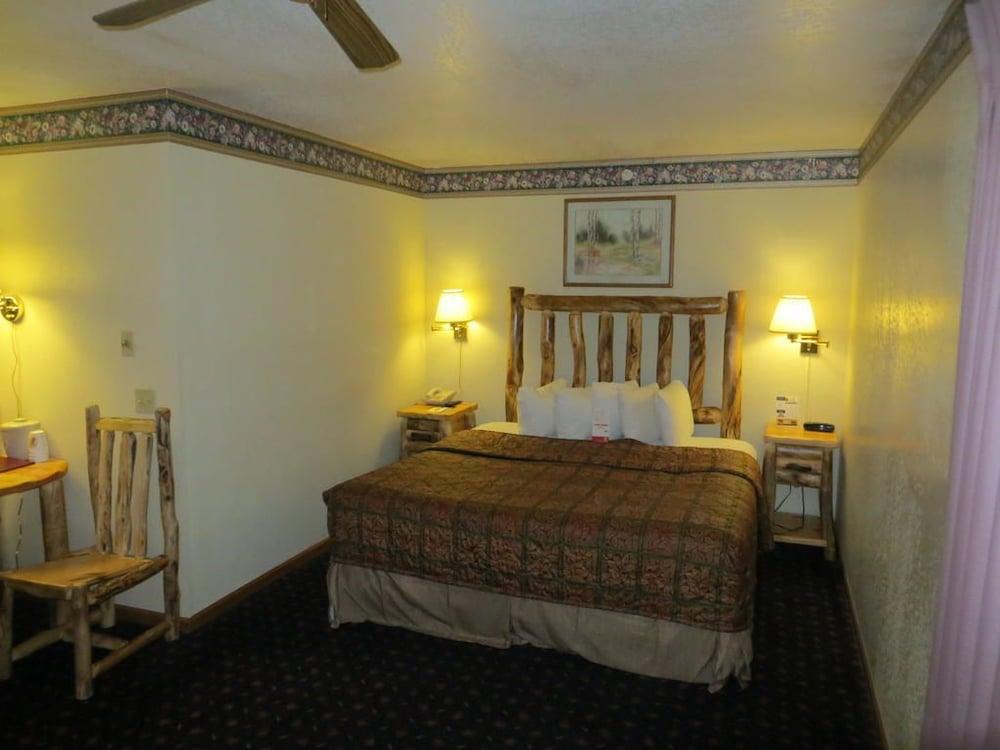 Super 8 By Wyndham Bridgeview Of Макино Сити Екстериор снимка
