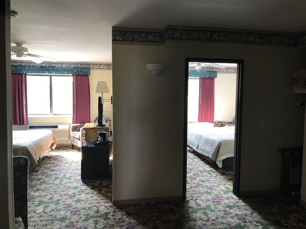 Super 8 By Wyndham Bridgeview Of Макино Сити Екстериор снимка