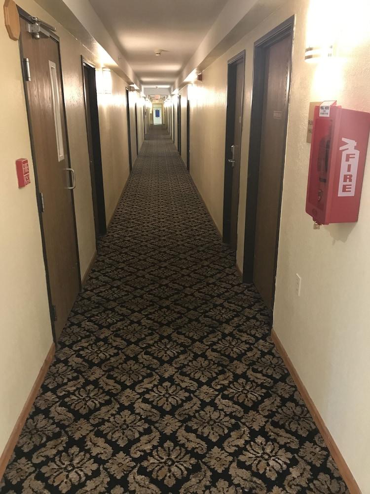 Super 8 By Wyndham Bridgeview Of Макино Сити Екстериор снимка