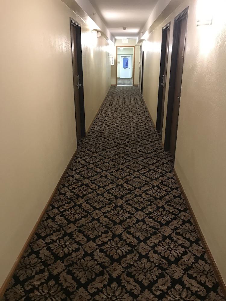 Super 8 By Wyndham Bridgeview Of Макино Сити Екстериор снимка