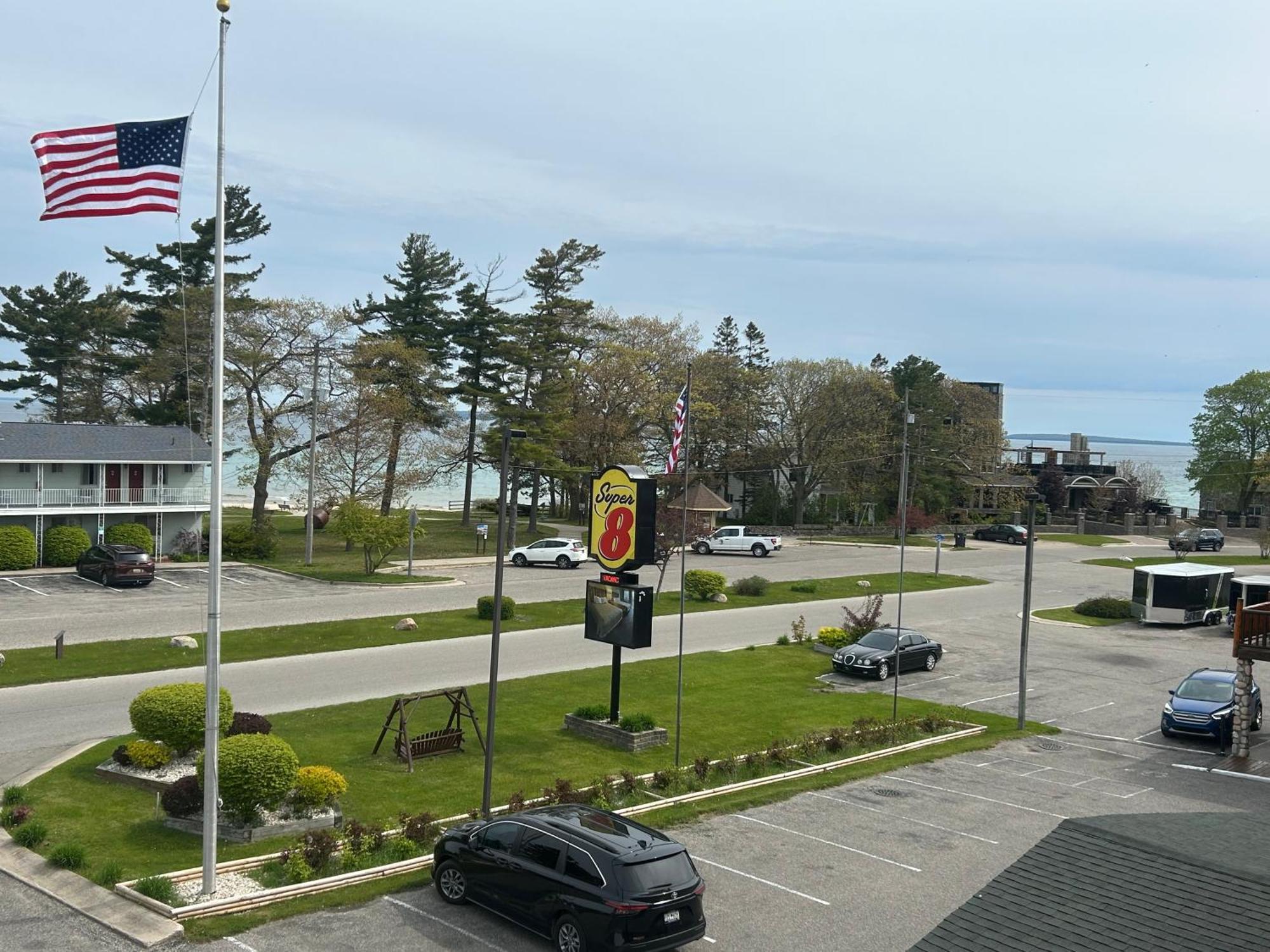 Super 8 By Wyndham Bridgeview Of Макино Сити Екстериор снимка
