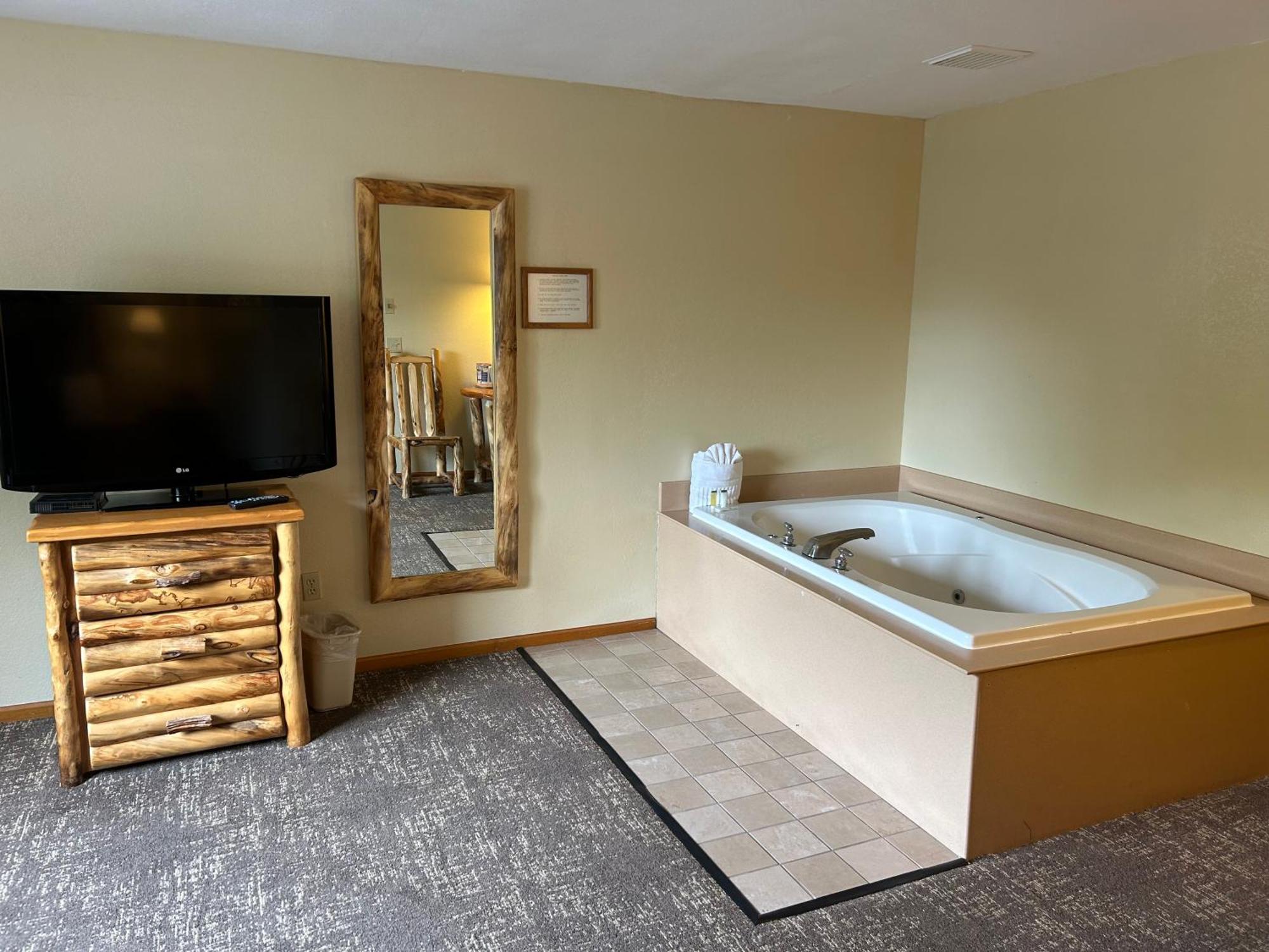 Super 8 By Wyndham Bridgeview Of Макино Сити Екстериор снимка