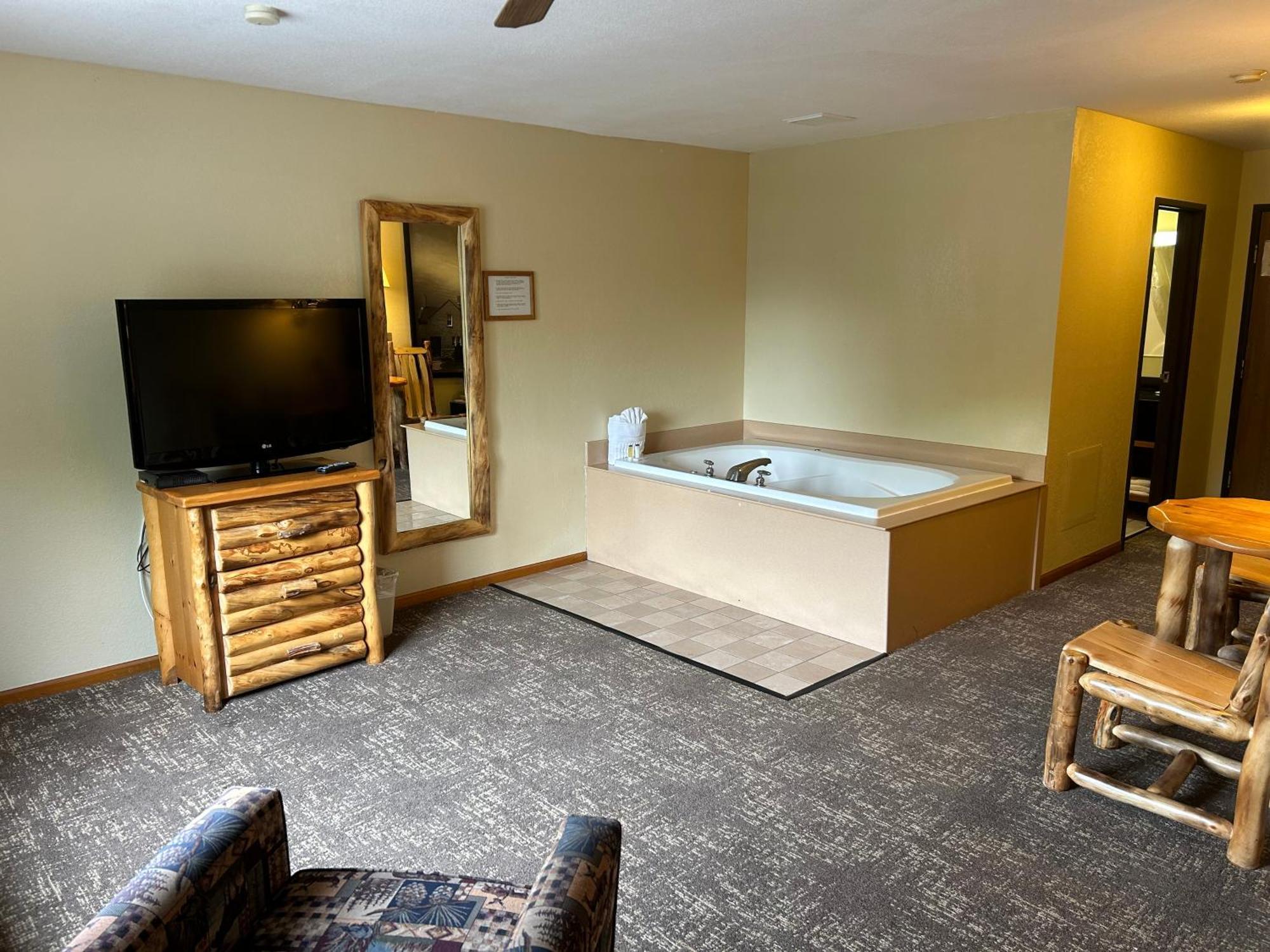 Super 8 By Wyndham Bridgeview Of Макино Сити Екстериор снимка