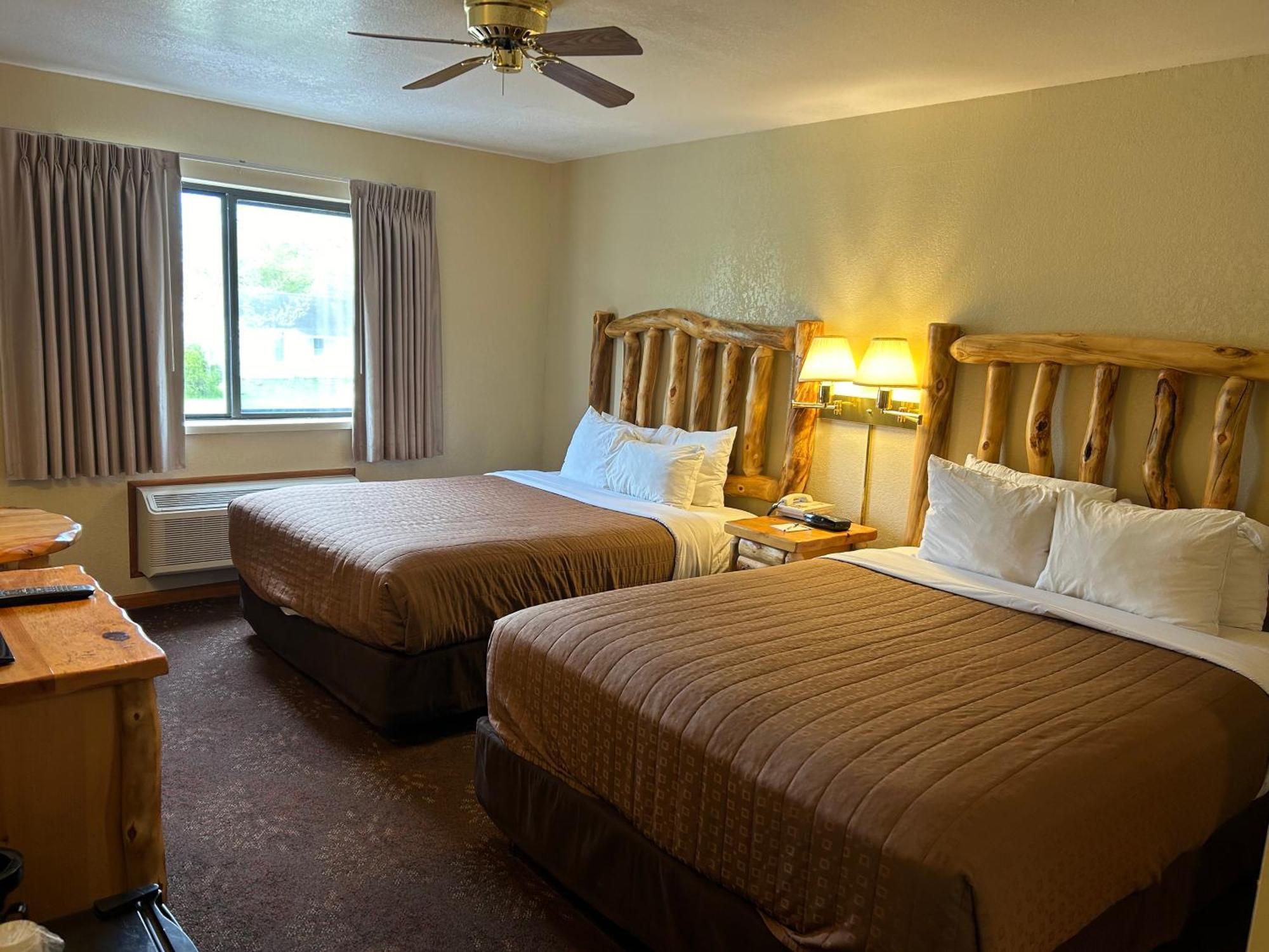 Super 8 By Wyndham Bridgeview Of Макино Сити Екстериор снимка