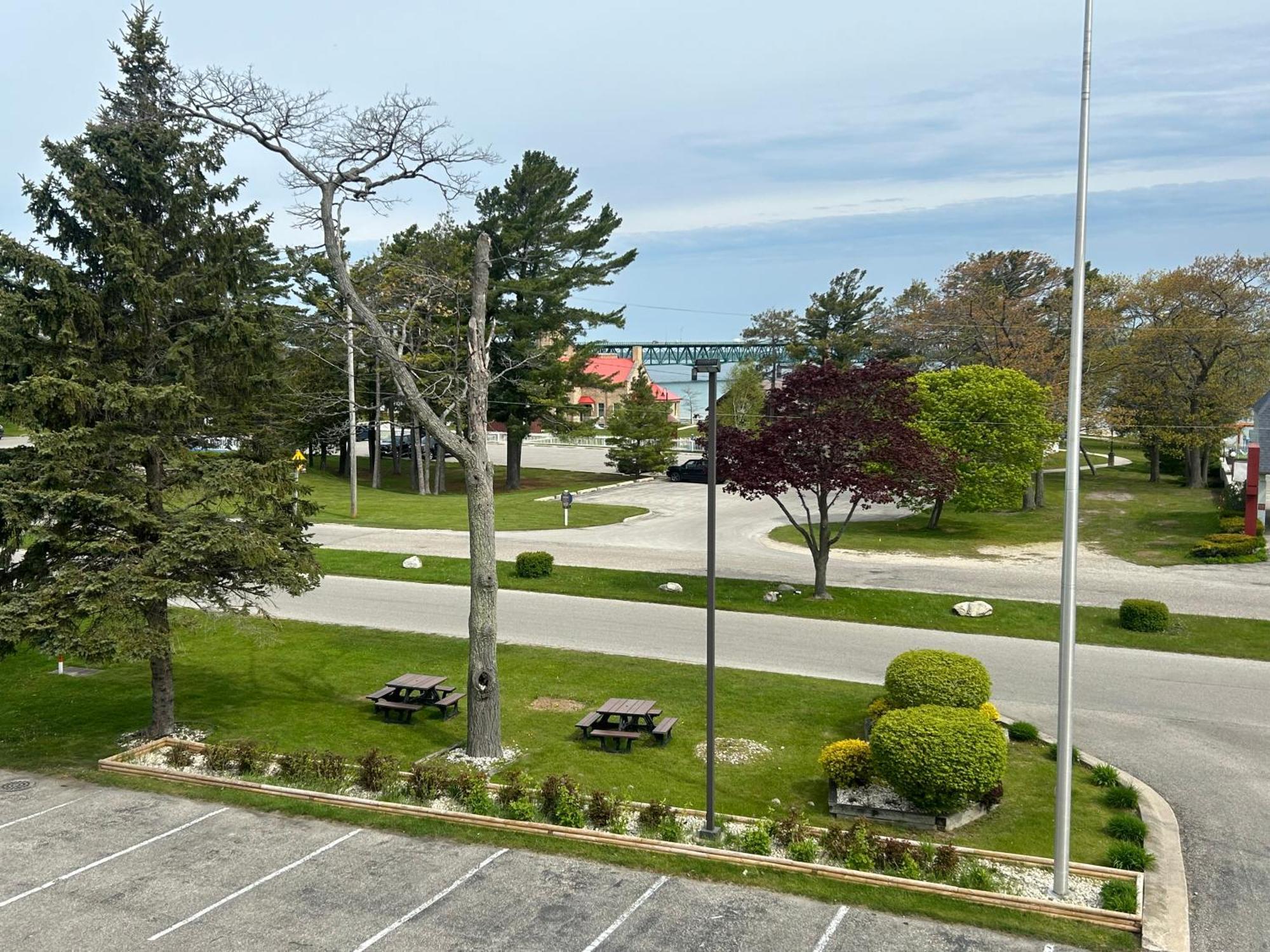 Super 8 By Wyndham Bridgeview Of Макино Сити Екстериор снимка