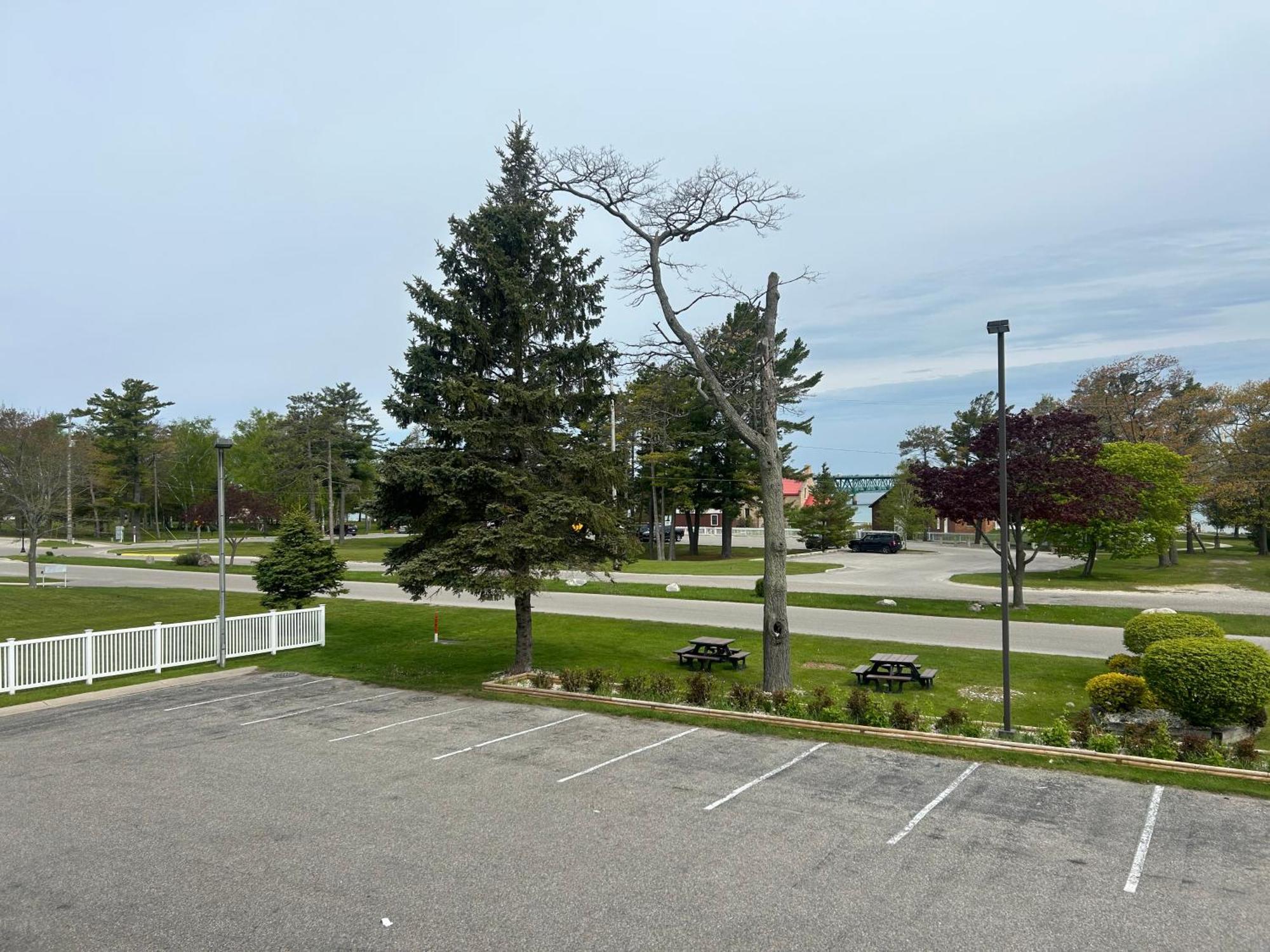 Super 8 By Wyndham Bridgeview Of Макино Сити Екстериор снимка