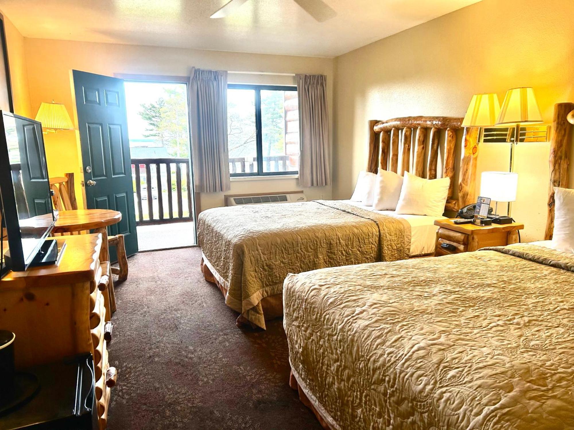 Super 8 By Wyndham Bridgeview Of Макино Сити Екстериор снимка