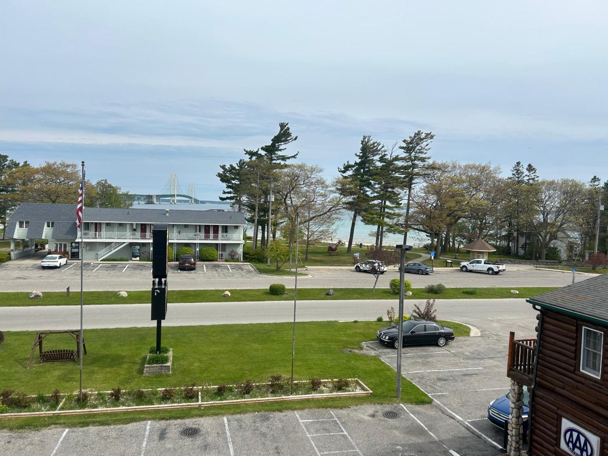 Super 8 By Wyndham Bridgeview Of Макино Сити Екстериор снимка