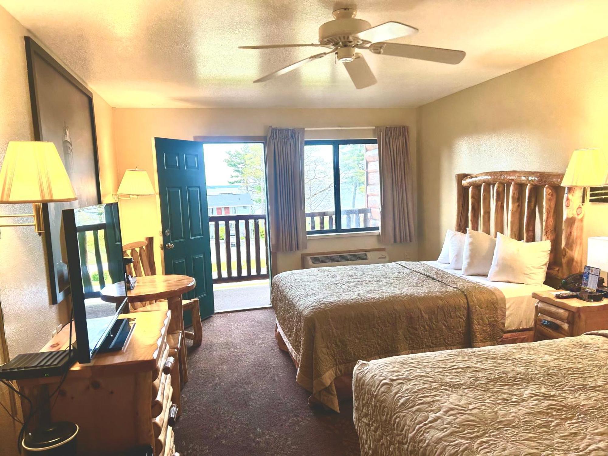Super 8 By Wyndham Bridgeview Of Макино Сити Екстериор снимка