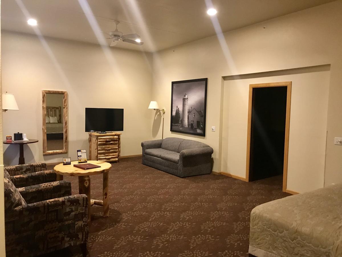 Super 8 By Wyndham Bridgeview Of Макино Сити Екстериор снимка
