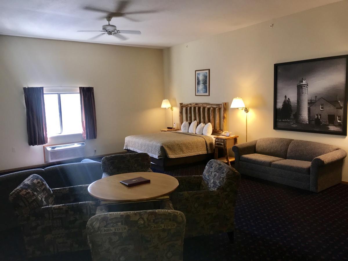 Super 8 By Wyndham Bridgeview Of Макино Сити Екстериор снимка