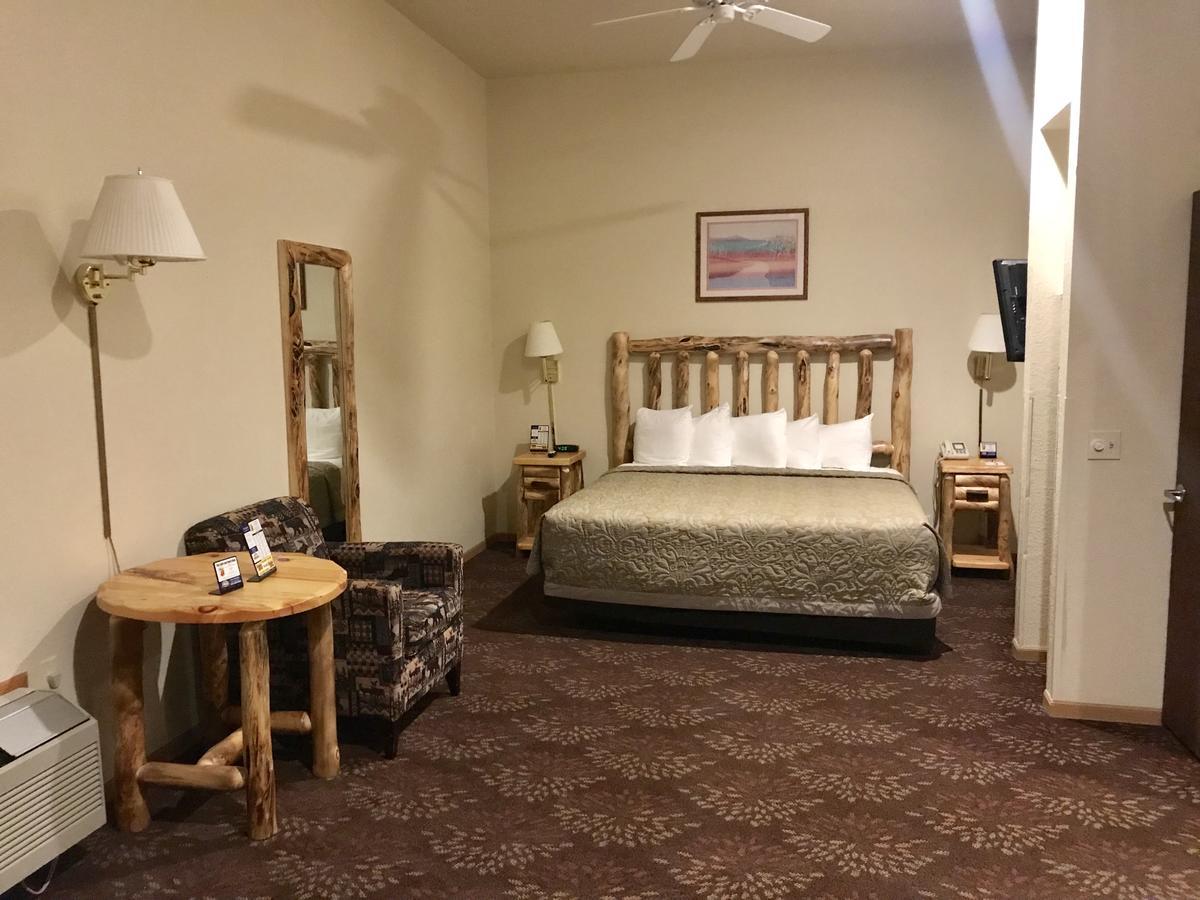 Super 8 By Wyndham Bridgeview Of Макино Сити Екстериор снимка