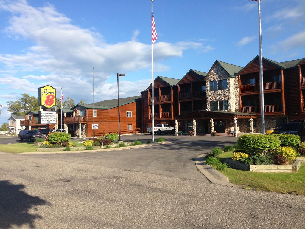 Super 8 By Wyndham Bridgeview Of Макино Сити Екстериор снимка