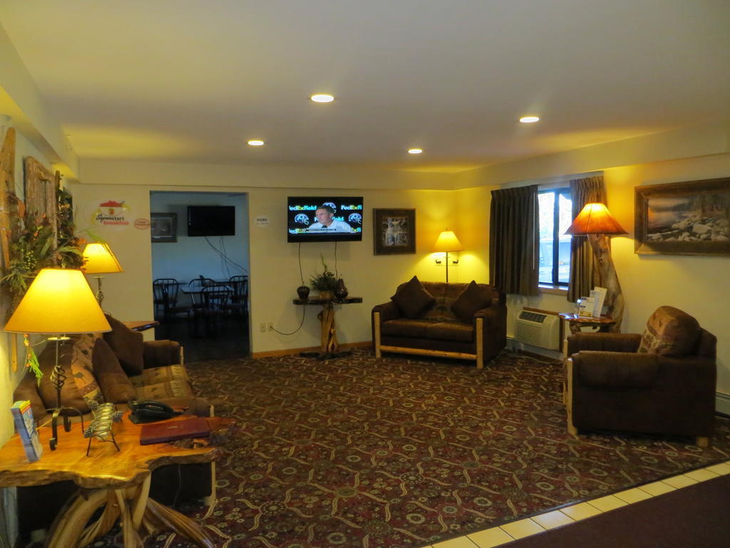 Super 8 By Wyndham Bridgeview Of Макино Сити Екстериор снимка